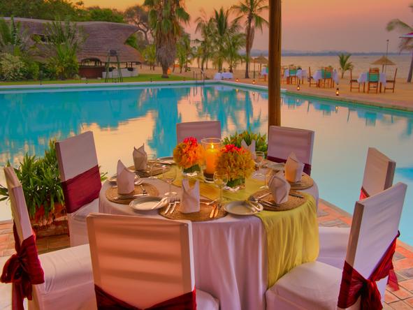 Club Makokola - dining beside pool